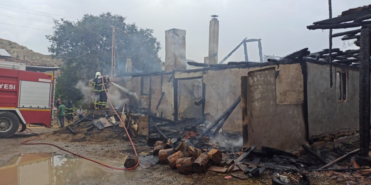 Alevlere teslim olan tek katlı ev küle döndü