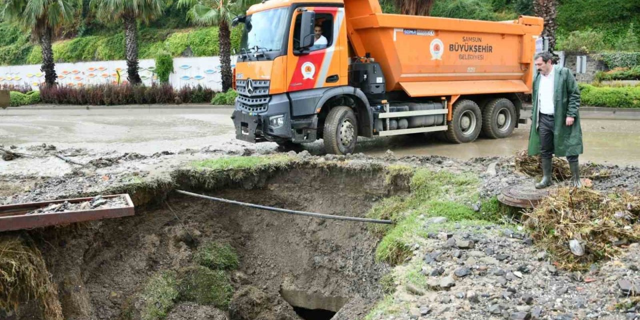 Samsun Valisi Tavlı: “Yağmur sabaha kadar sürecek, herkesin teyakkuz halinde olmasını istiyorum”