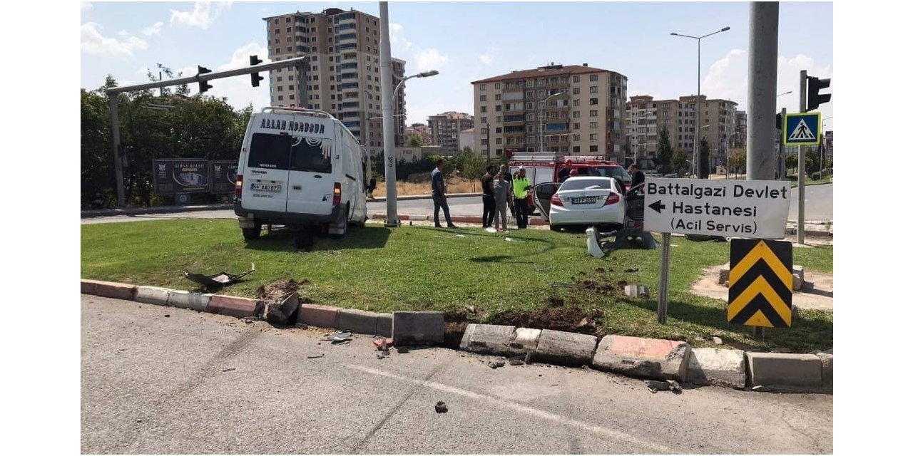 Otomobil ile minibüs çarpıştı: 2 yaralı