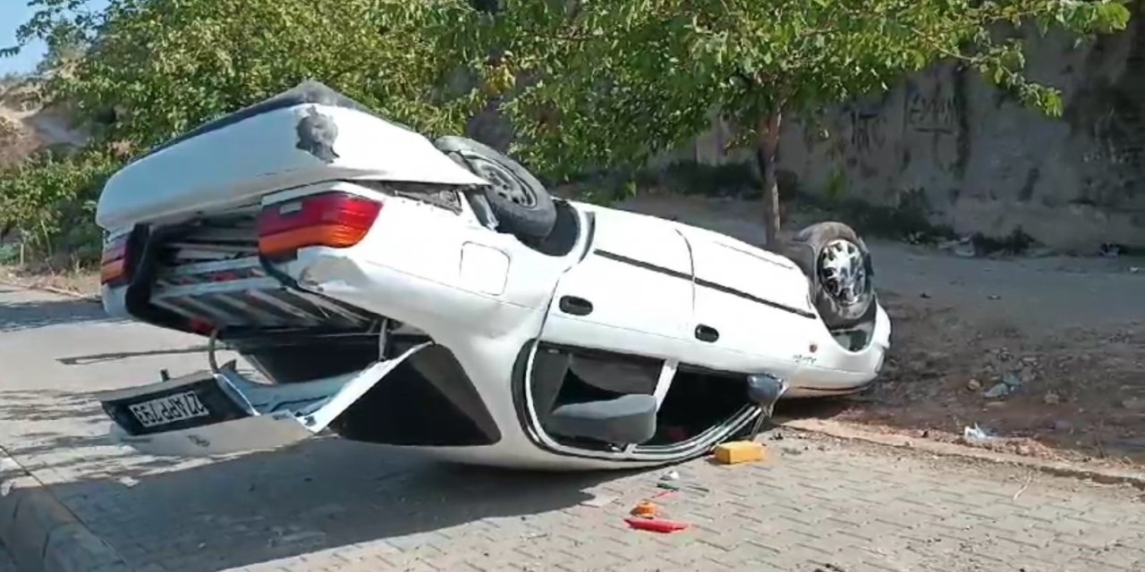 Devrilen otomobildeki 3 kişi yaralandı