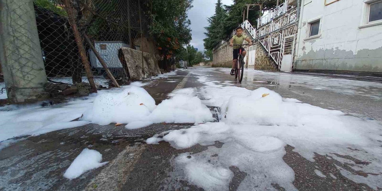 O cadde yine köpükle kaplandı