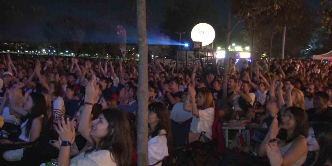 Kalamış Atatürk Parkı’nda dev ekranda milli maç coşkusu