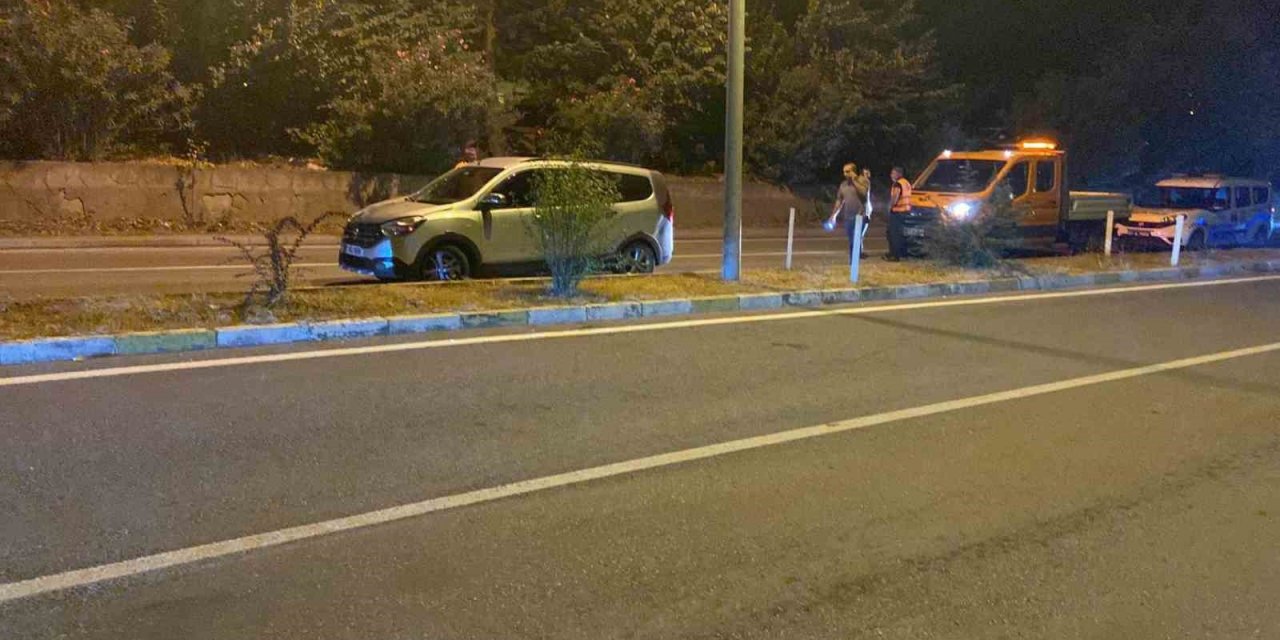 Caddeden karşıya geçmek isteyen kadına otomobil çarptı: 1 yaralı