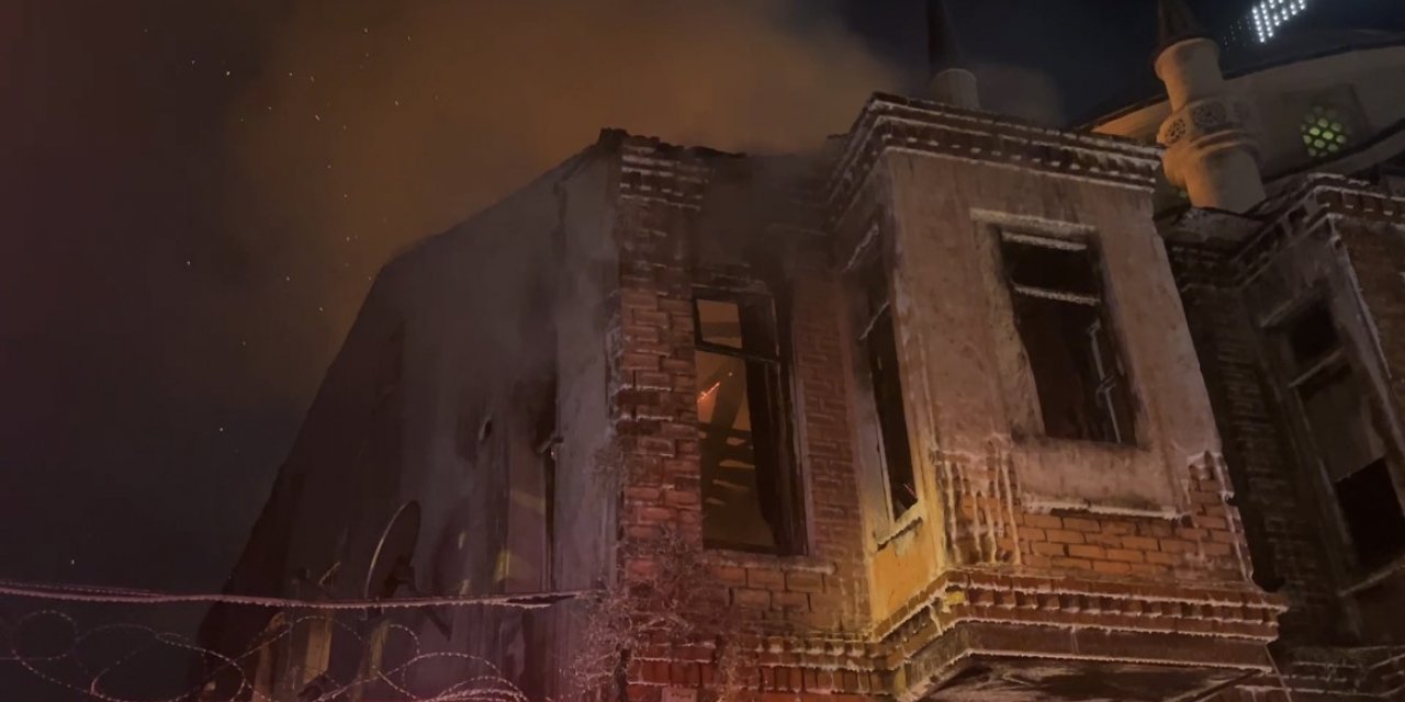 Beyoğlu’nda 2 katlı metruk bina alev alev yandı
