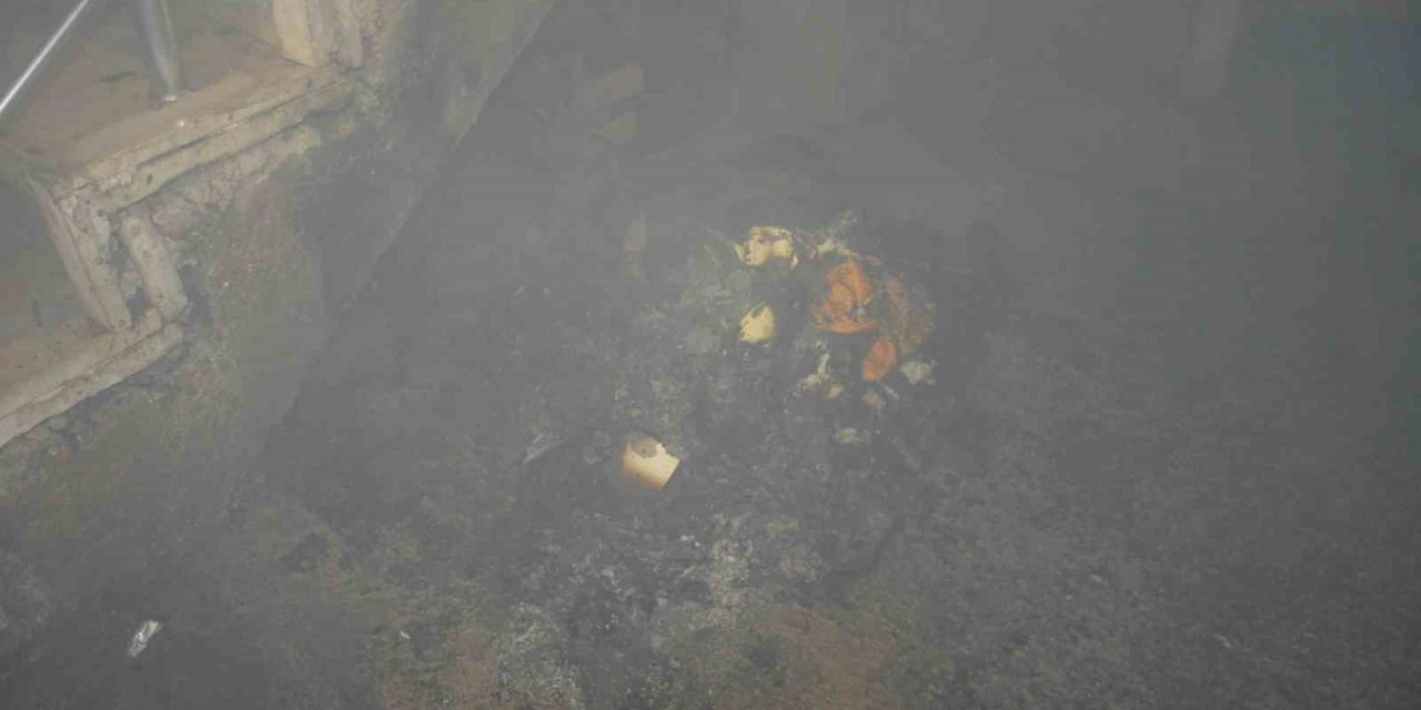 Yanan karton ve kağıtlar apartmanda paniğe neden oldu