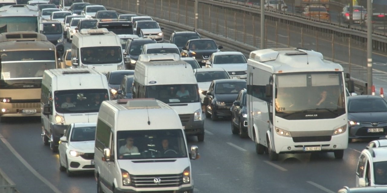İstanbul’da eğitim öğretim döneminin başlamasıyla birlikte trafikte yoğunluk oluştu