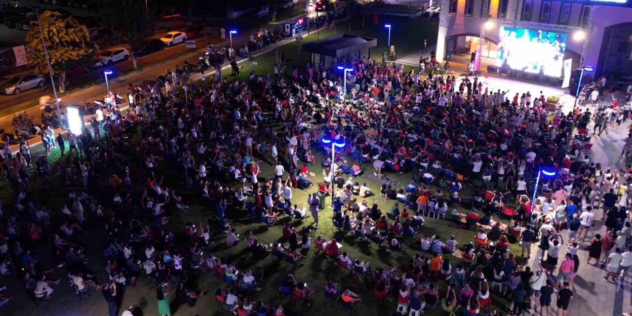 Kuşadası A Milli Kadın Voleybol Takımı için tek yürek oldu