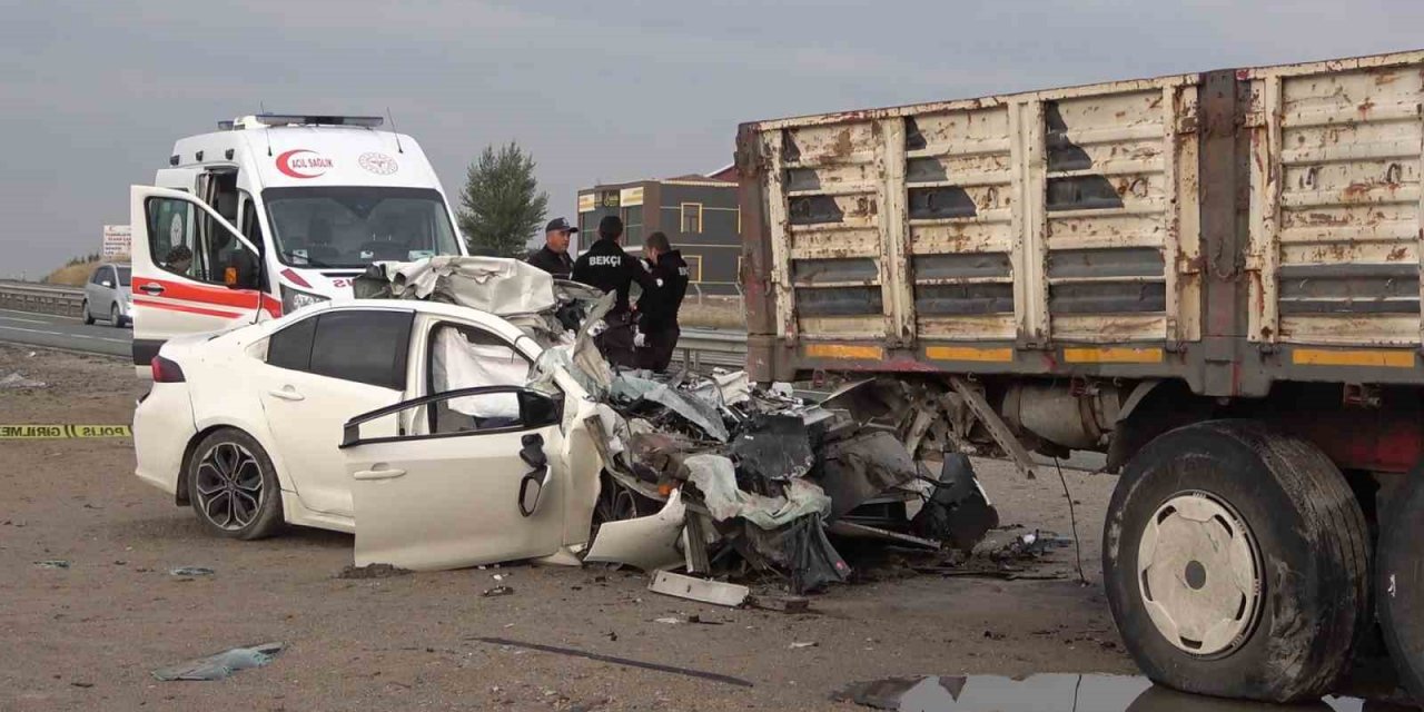 Kırıkkale’de feci kaza, tıra ok gibi saplanan otomobil hurdaya döndü: Sürücü öldü, eşi ağır yaralı