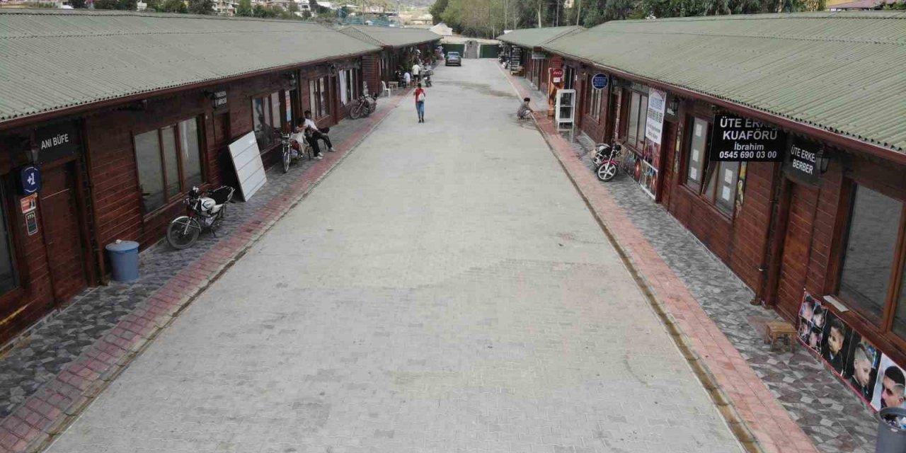 Asrın felaketinde iş yerlerini kaybeden esnaf, deprem çarşısında mücadelesini sürdürüyor