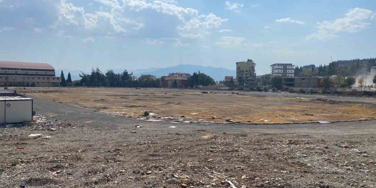 Depremden önce futbol sahası, şimdi ise boş bir arazi