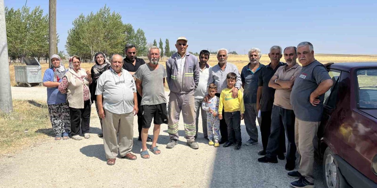 Kanalizasyon ve altyapı sorunu yaşayan vatandaşlar yetkililerden yardım istiyor