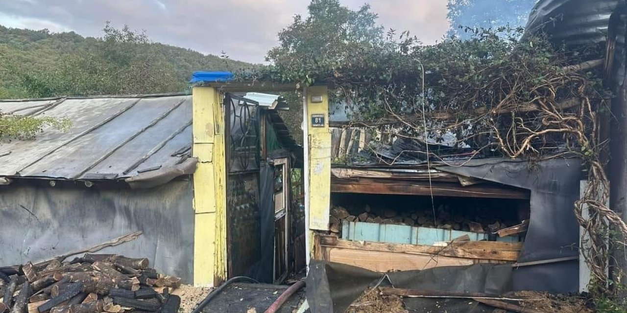 Ahşap evde çıkan yangın evi kullanılamaz hale getirdi