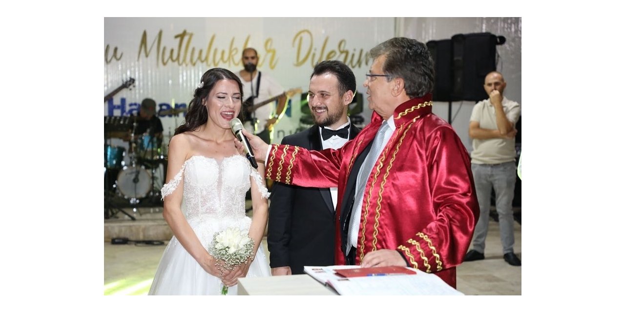 Kendi kızının nikâhını kıydı