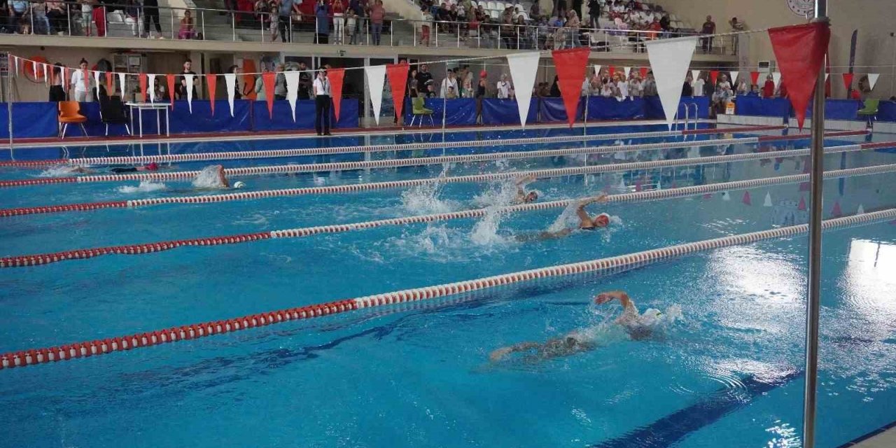 164 sporcu zafer için kulaç attı