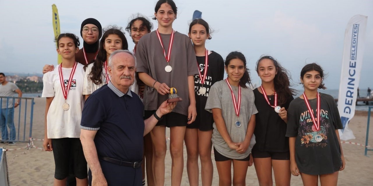 Derince’de plaj voleybolu heyecanı