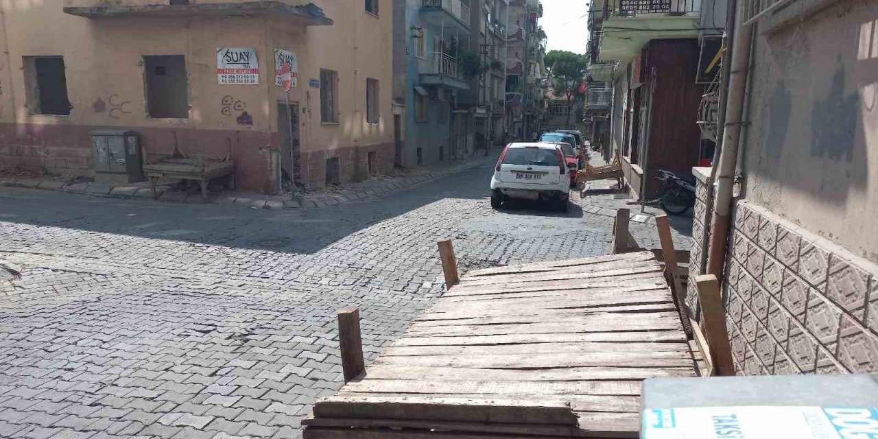 Kaldırımlardaki pazar tezgahlarının ulaşımı güçleştirdiği iddiası