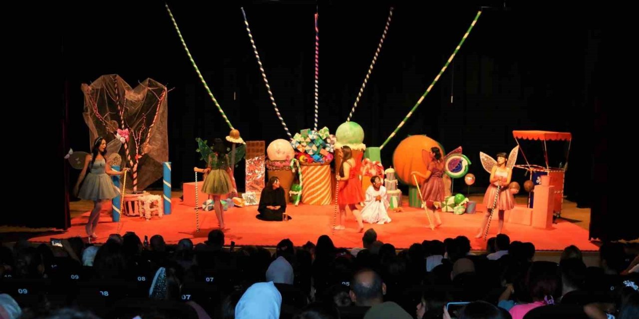 Keçiören’de çocuklar tiyatroya gitti