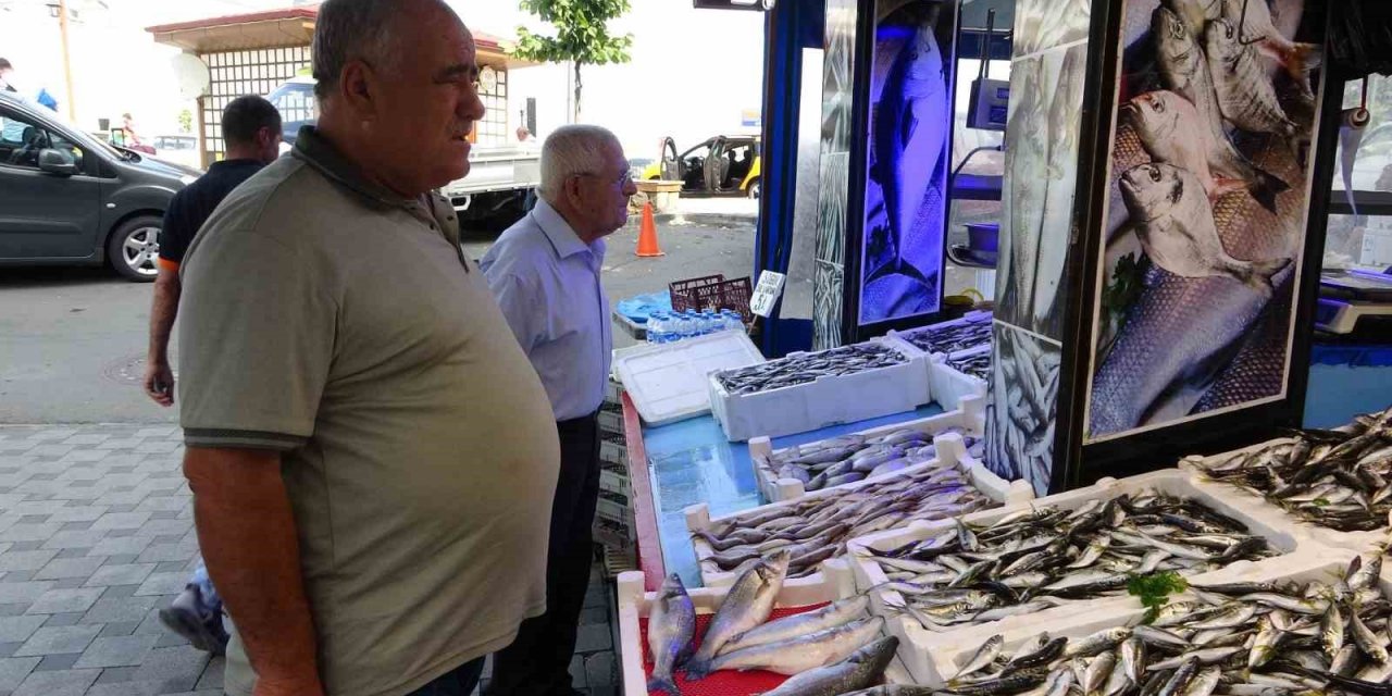 Sezonun ilk günü tezgâhlarda görünmeyen hamsi yerini aldı