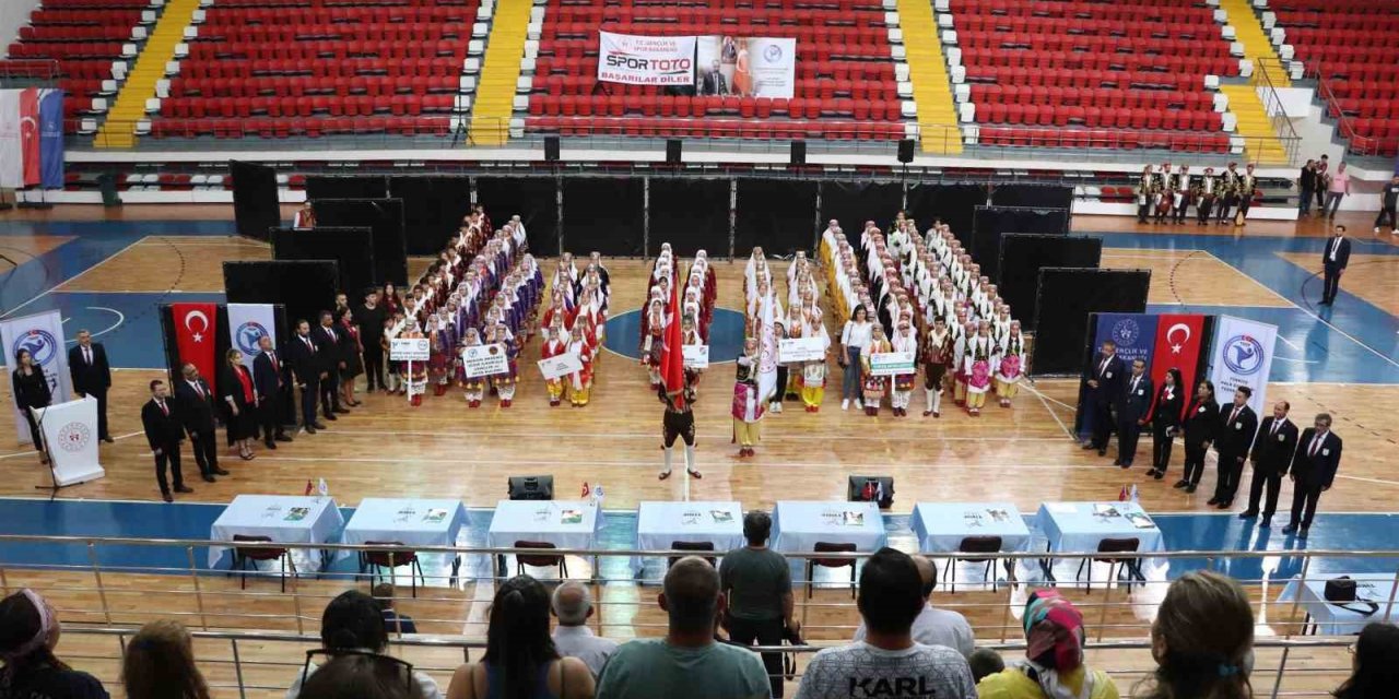 Karaman’da kulüpler arası halk oyunları grup yarışması yapıldı