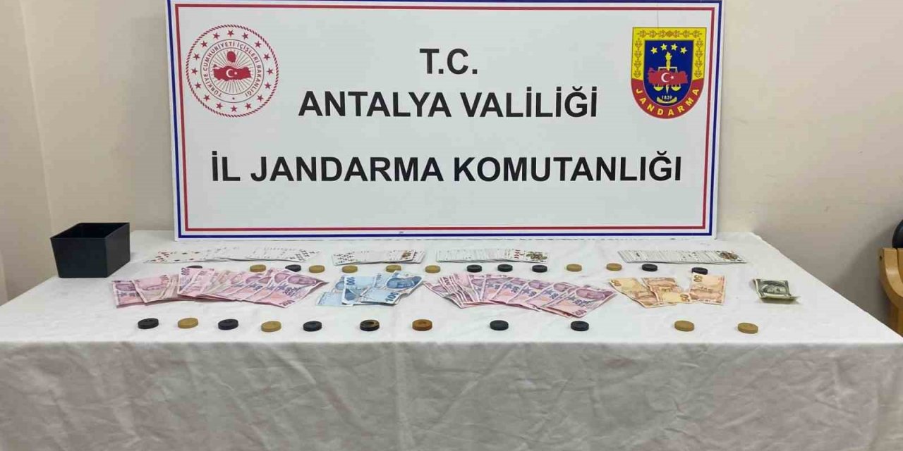 Kemer’de kumar oynayan 6 şüpheliye jandarmadan suçüstü