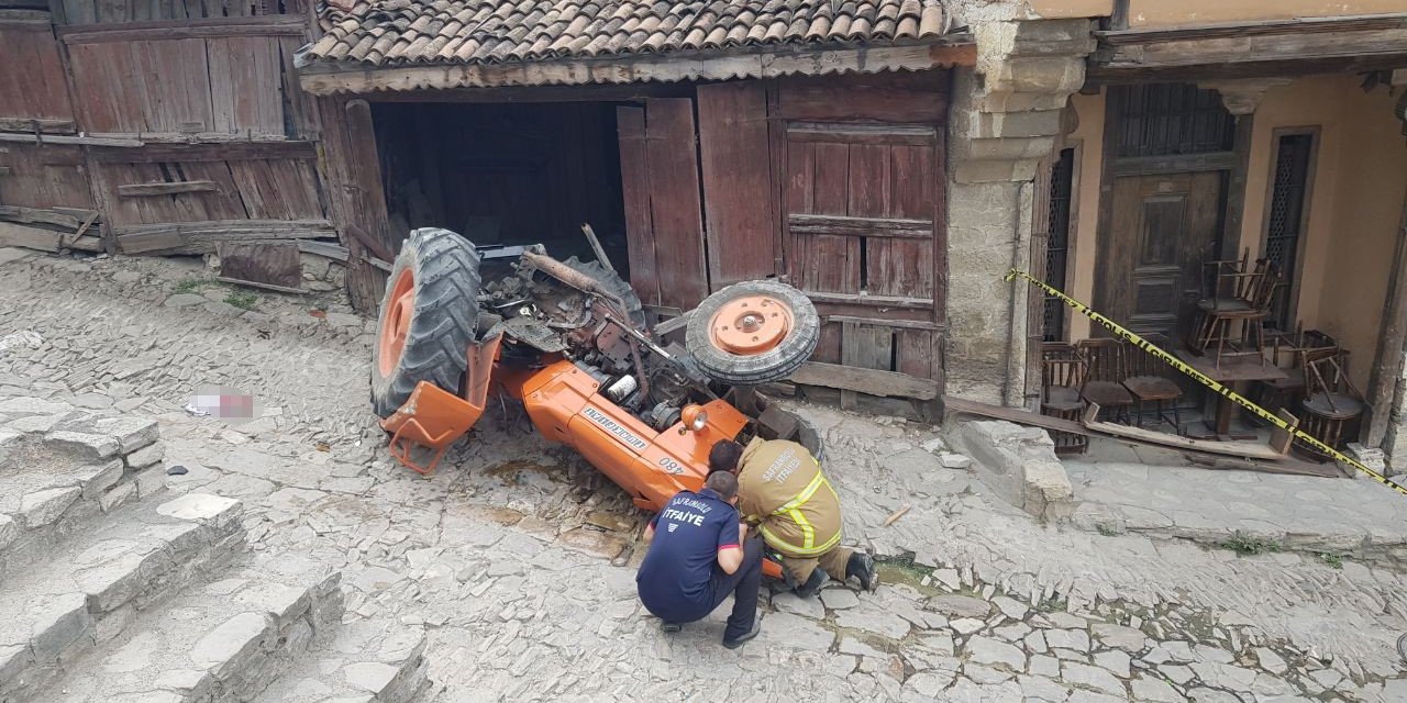 Devrilen traktörün altında kalan sürücü ağır yaralandı