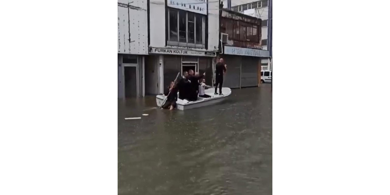 Sel vuran sanayide kayıkla gezenler gündem oldu