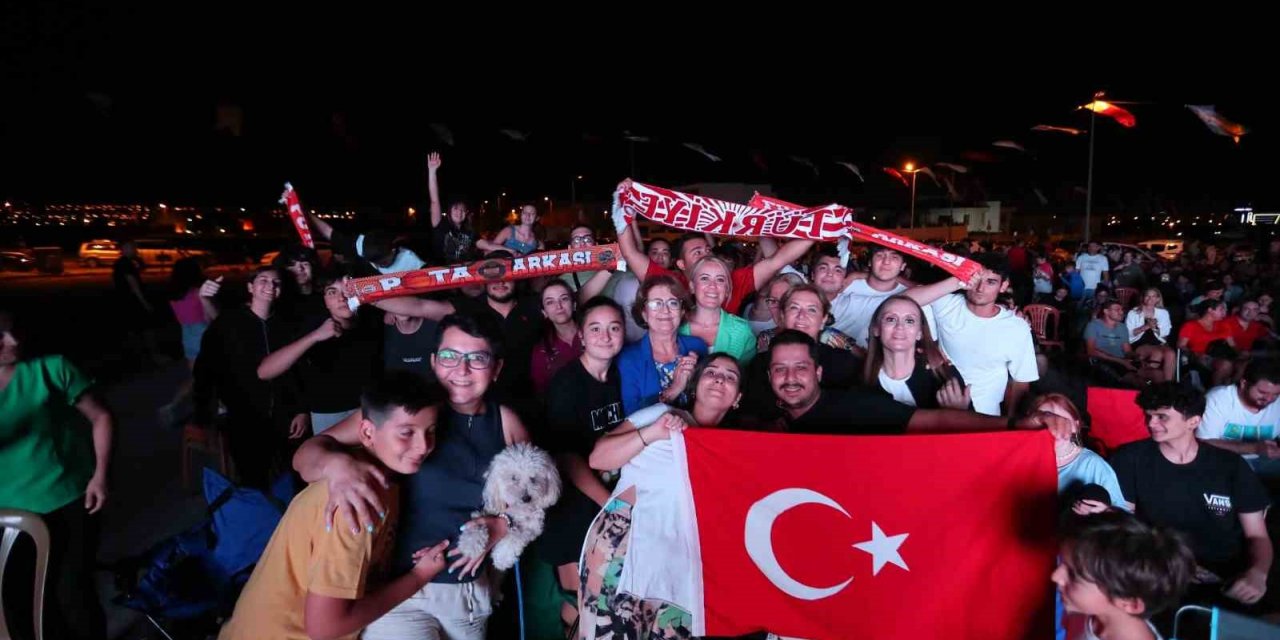 Şampiyonluk coşkusu Merkezefendi’de yaşandı