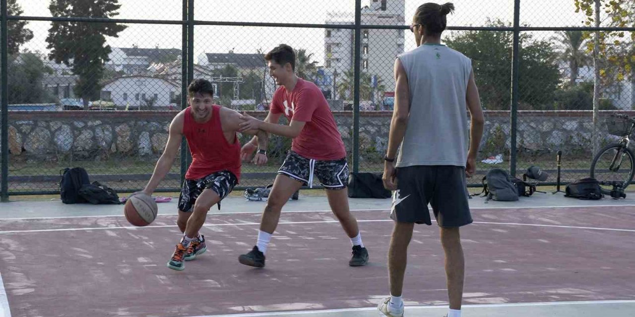 Kuşadası’nda sokak basketbolunun kalbi bu parkta atıyor