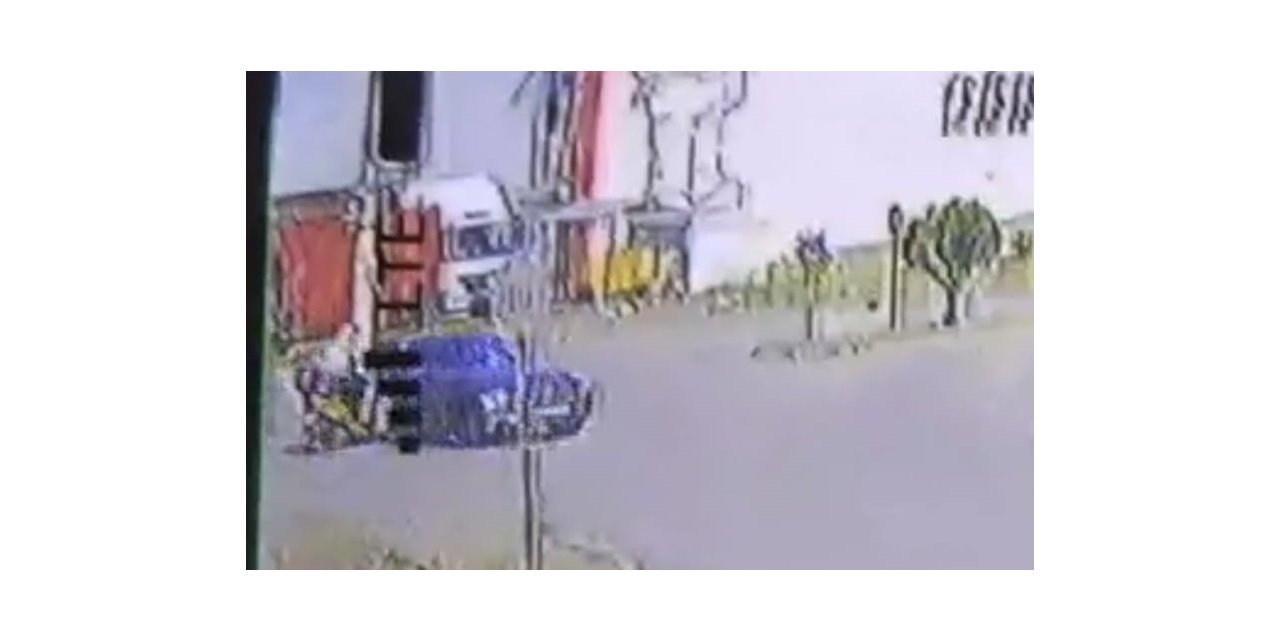 Otomobil ile motosikletin kazası kamerada: 1 yaralı