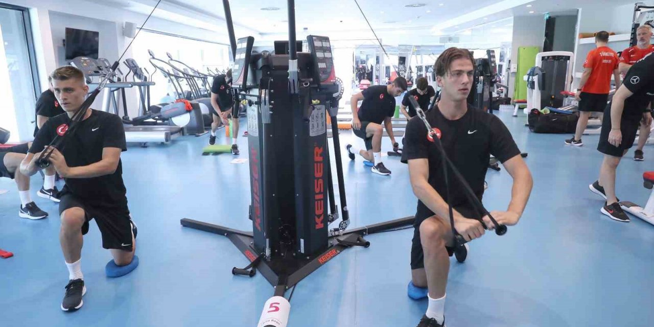 A Milli Takım, çalışmalarına salonda başladı