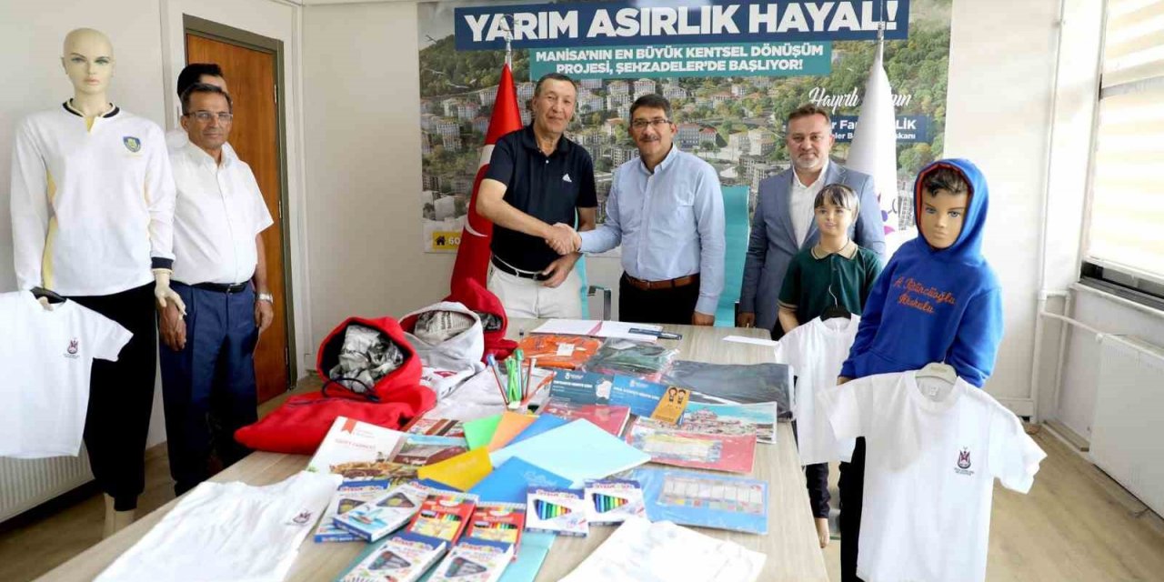 Şehzadeler Belediyesi’nden 2 bin 500 öğrenciye kıyafet ve kırtasiye desteği