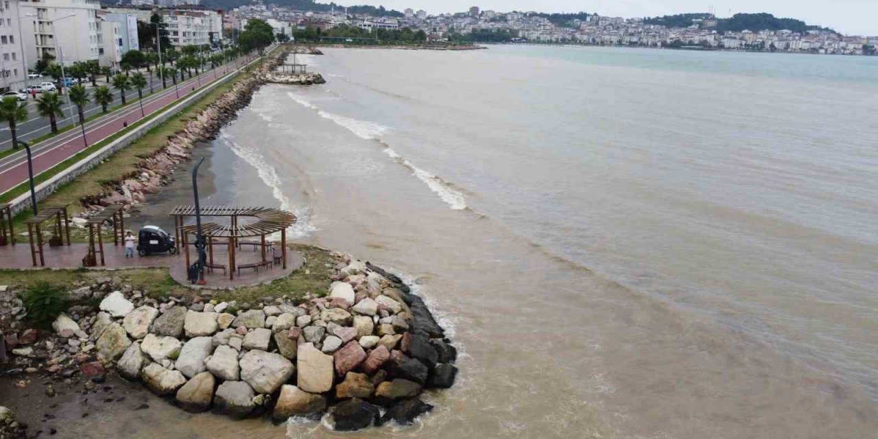 Ordu’da denizin rengi çamura bulandı