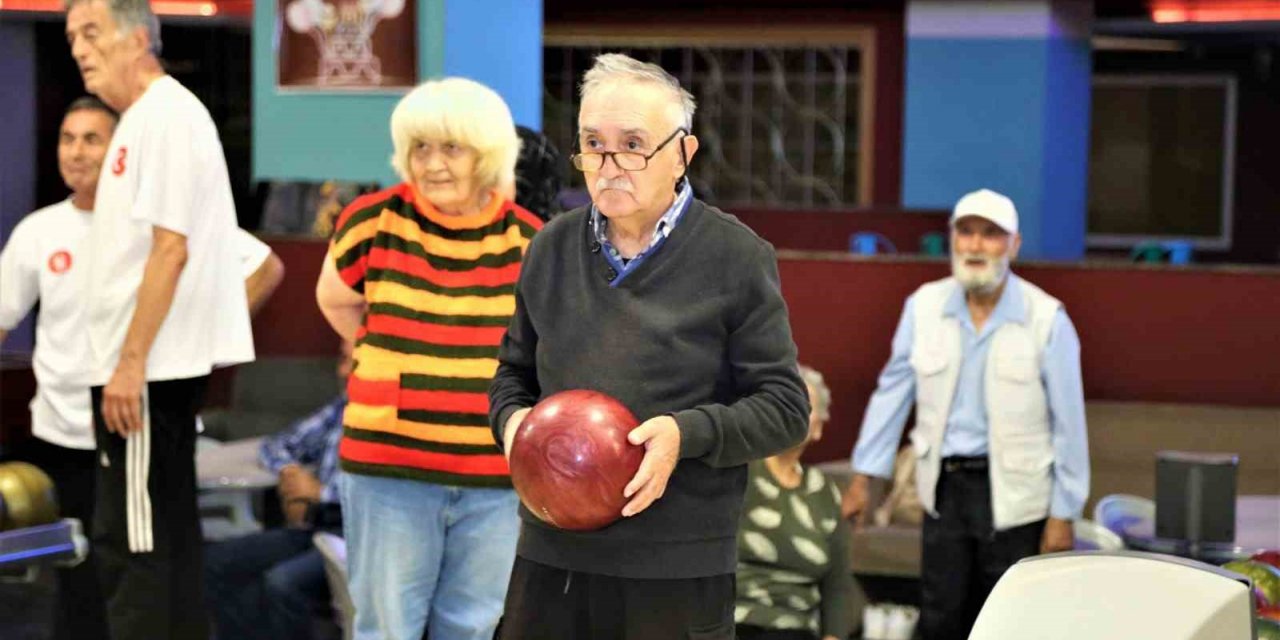 Keçiören’de huzurevi sakinleri bowling oynadı