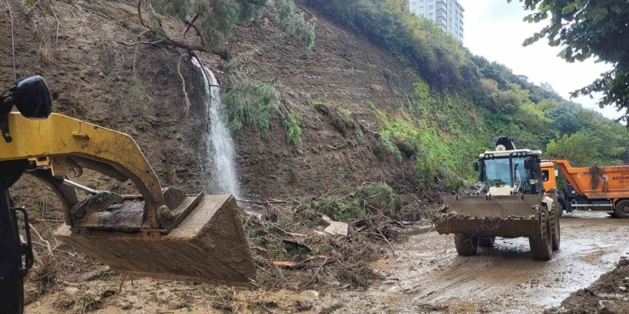 Başkan Demir: "Ekipler canla başla selin izlerini silmeye çalışıyor"
