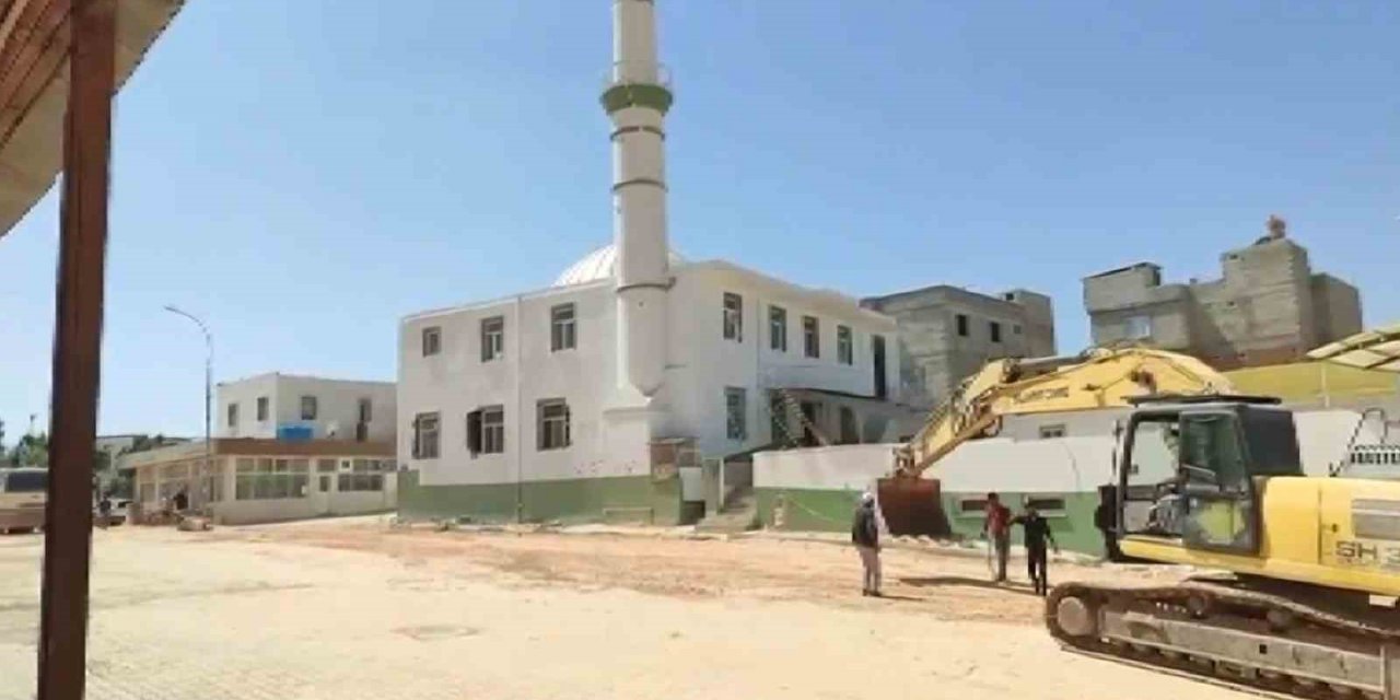 Karkamış’ta ağır hasar alan cami yıkıldı