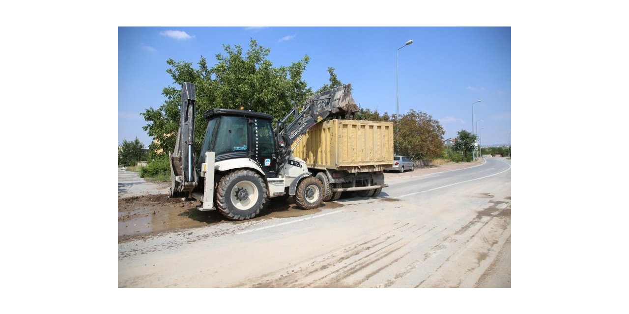 Melikgazi’de şiddetli yağmur sonrasında temizlik çalışmaları yapıldı