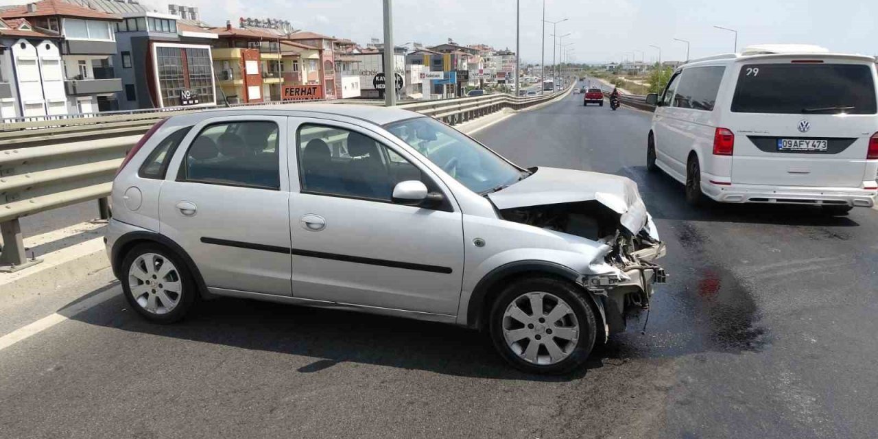 Otomobil, bariyerlere çarparak durabildi