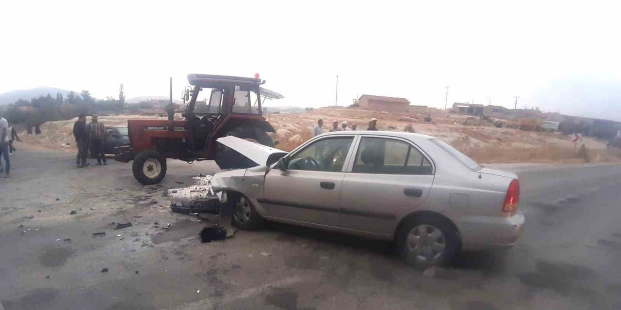 Kütahya’da otomobil ile traktör çarpıştı: 3 yaralı