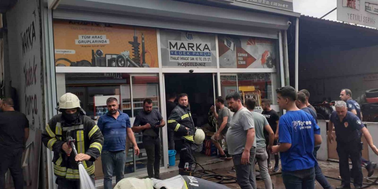 Manisa’da yedek parça dükkanında yangın