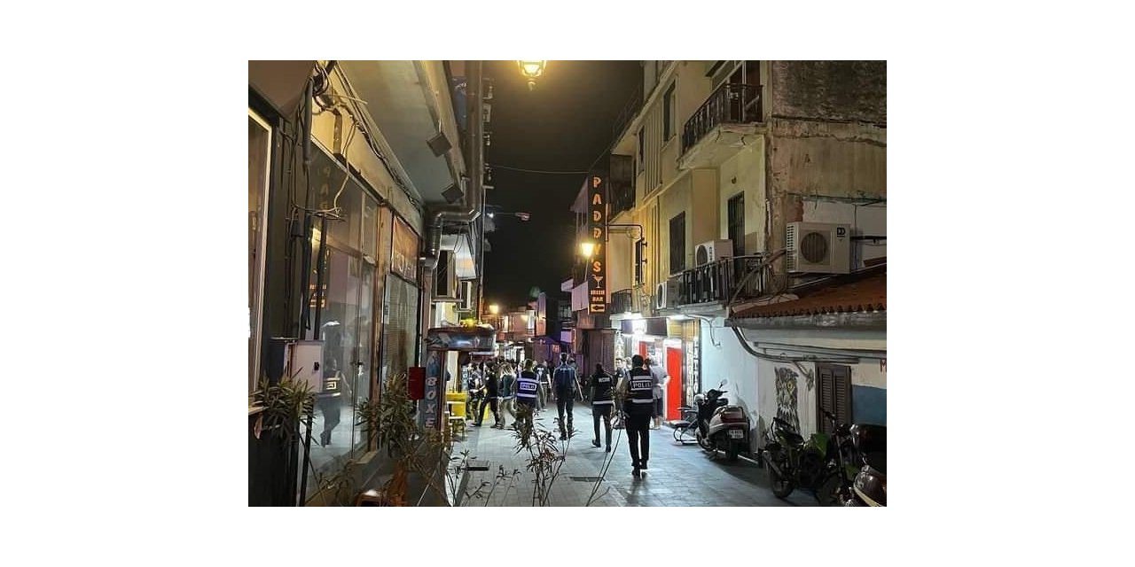 Polis ekiplerinden Kuşadası Barlar Sokağı’na şok baskın