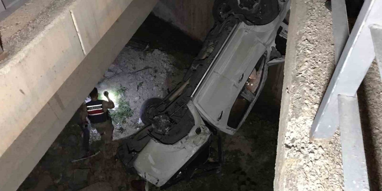 Gümüşhane’de kamyonet yol ile köprü arasına düştü! Anne, baba ve 3 aylık bebekleri yaralandı