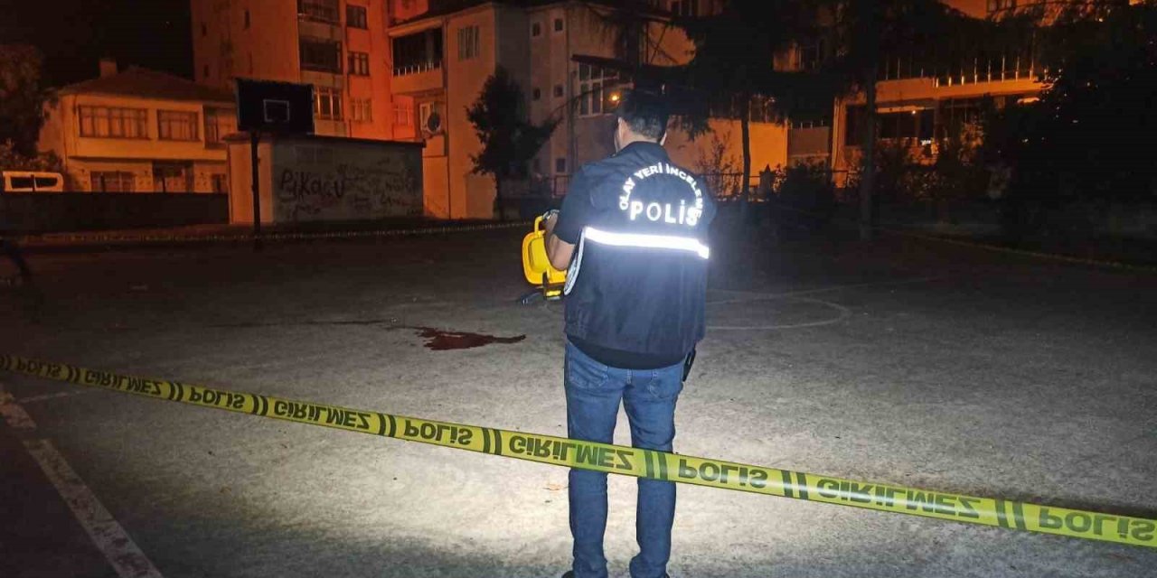 Parkta bıçaklanan genç ağır yaralandı