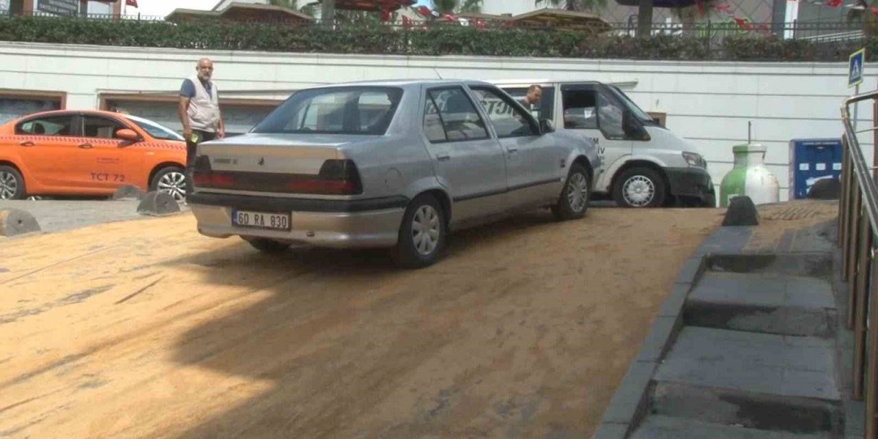 Dönerci sahibi içeri sızan yağları caddeye boşaltınca ilginç görüntüler ortaya çıktı