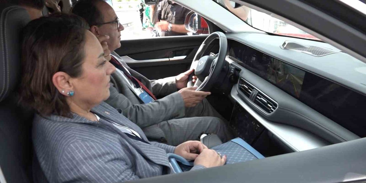 Togg Fabrikası’nda bir ilk...CHP’li vekillerden Togg’a övgü