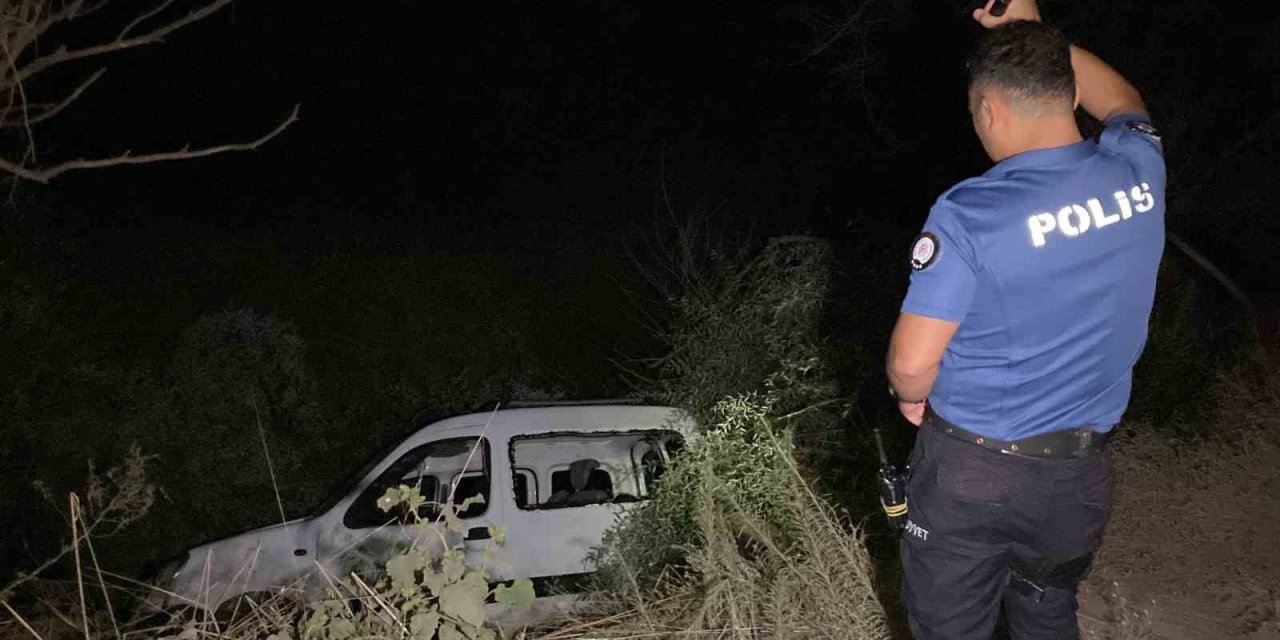 Alkollü sürücü dereye uçtu: 2 yaralı