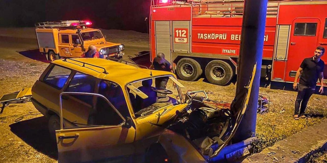 Aydınlatma direğine çarpan otomobil hurdaya döndü: 1 yaralı