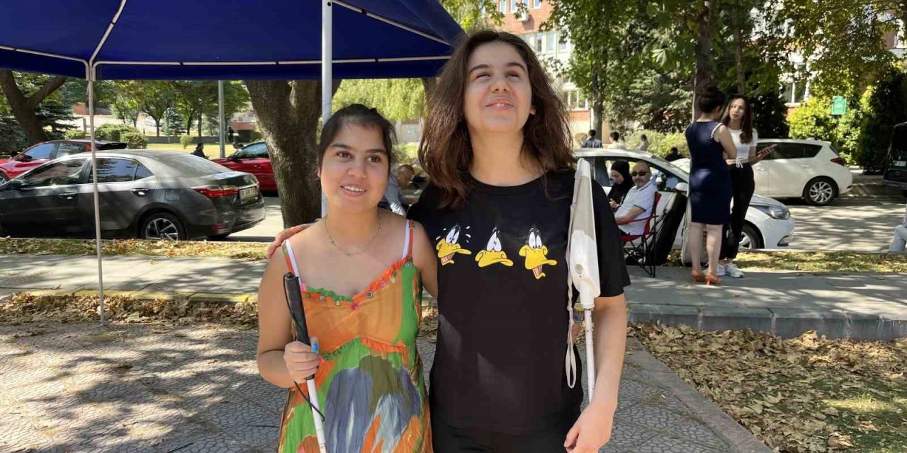 Konservatuar mülakatına giren görme engelli gençlerin azmi dikkat çekti