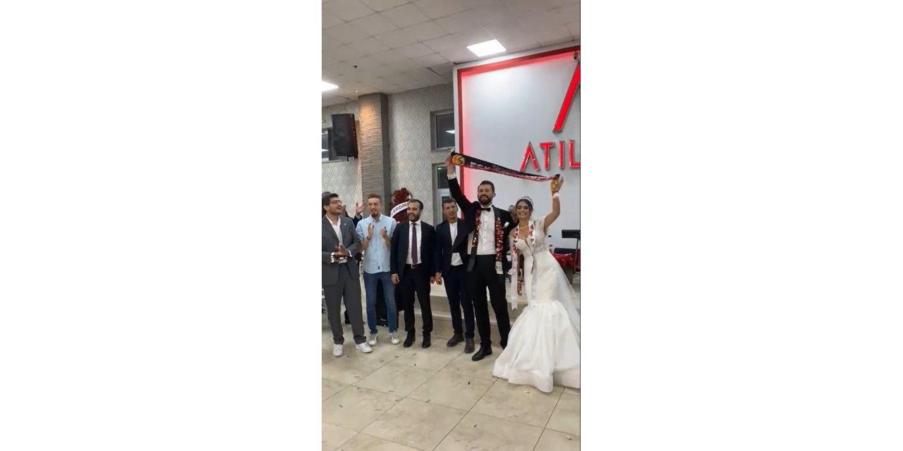 Eskişehirsporlu çift marşlarla düğün salonunu tribüne çevirdi
