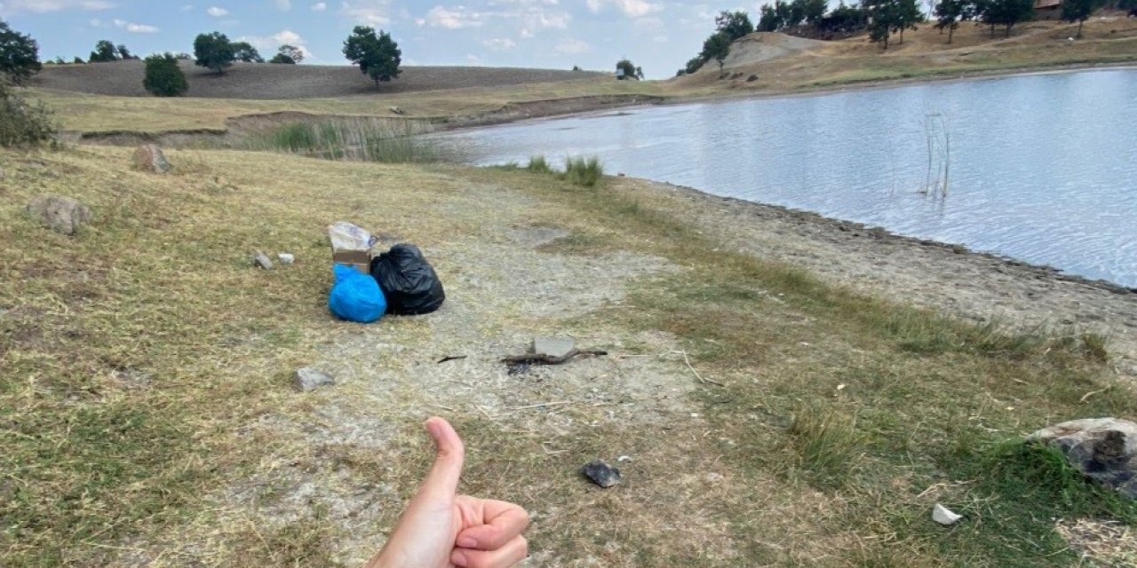 Bir saatte 3 çuval çöp topladılar