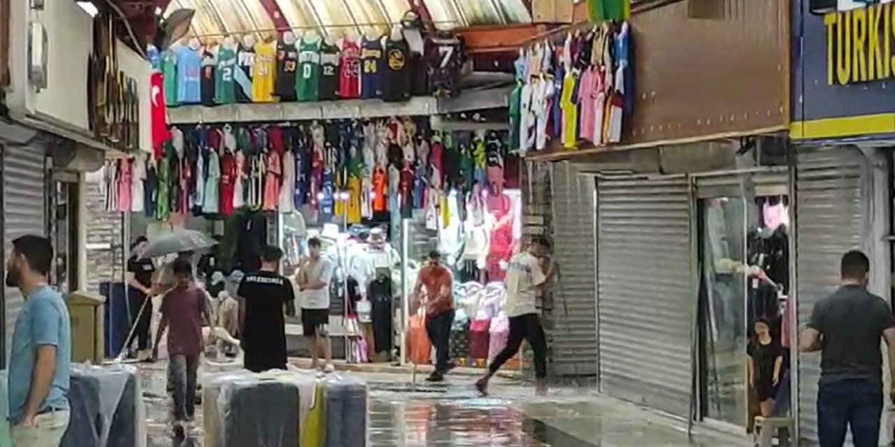 Marmaris’te sağanak yağış sonrası kapalı çarşıyı su bastı